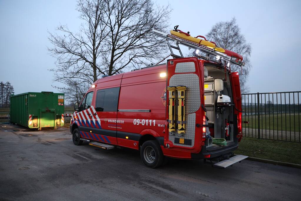 Brandweer redt hond te water