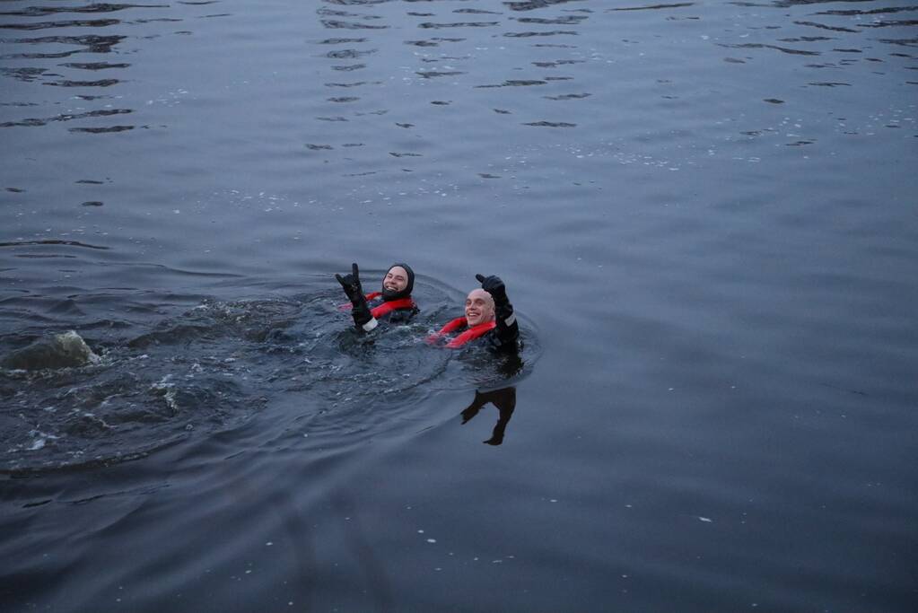 Brandweer redt hond te water