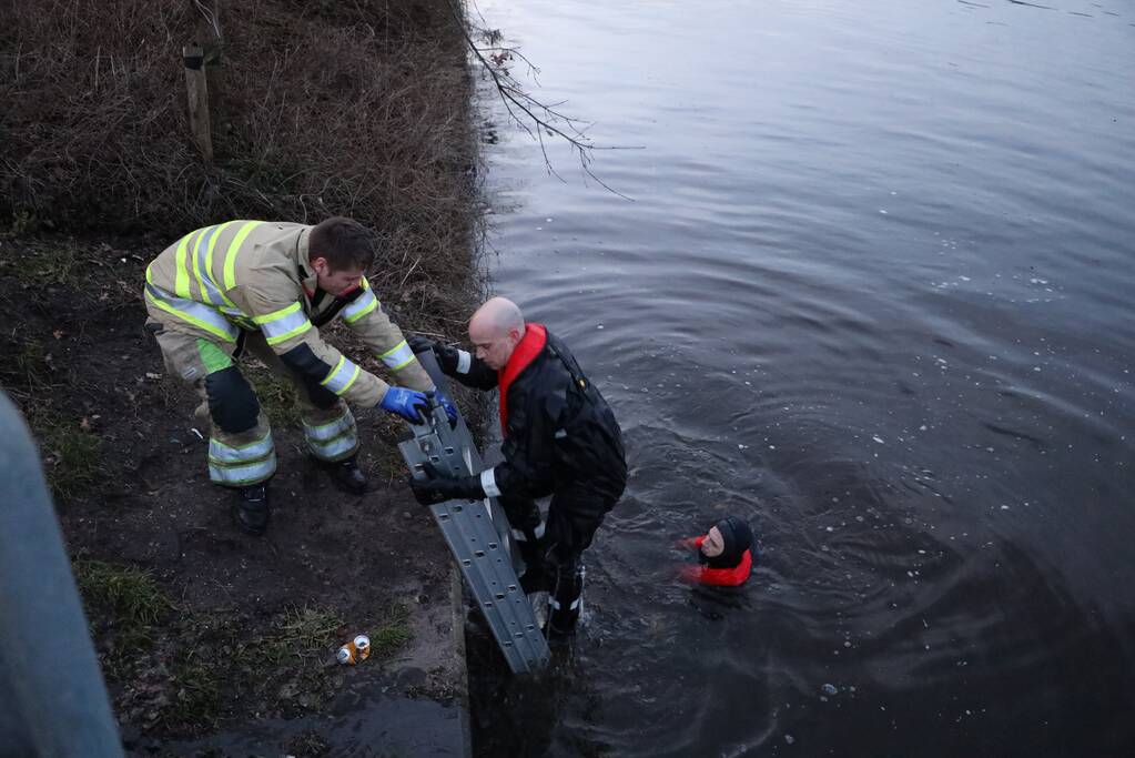Brandweer redt hond te water