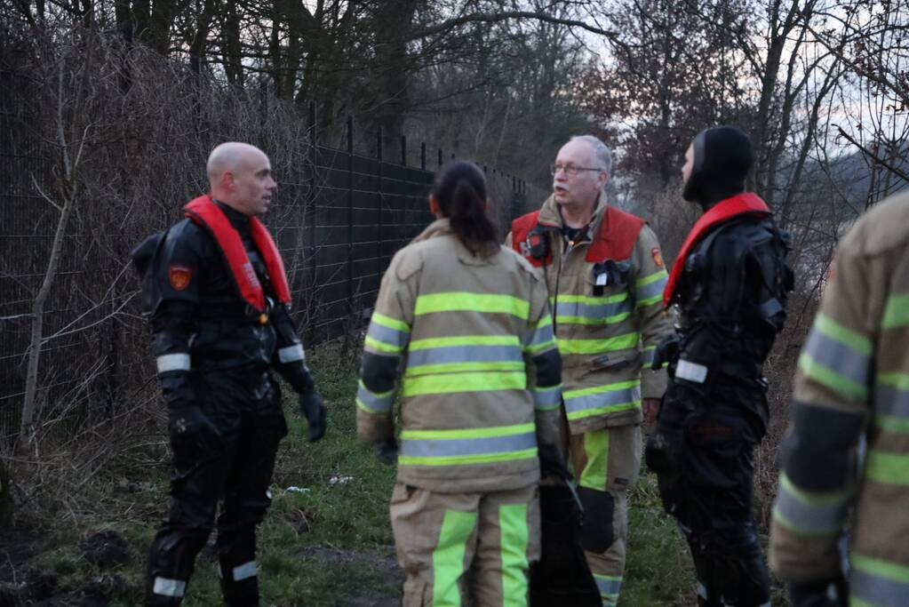 Brandweer redt hond te water