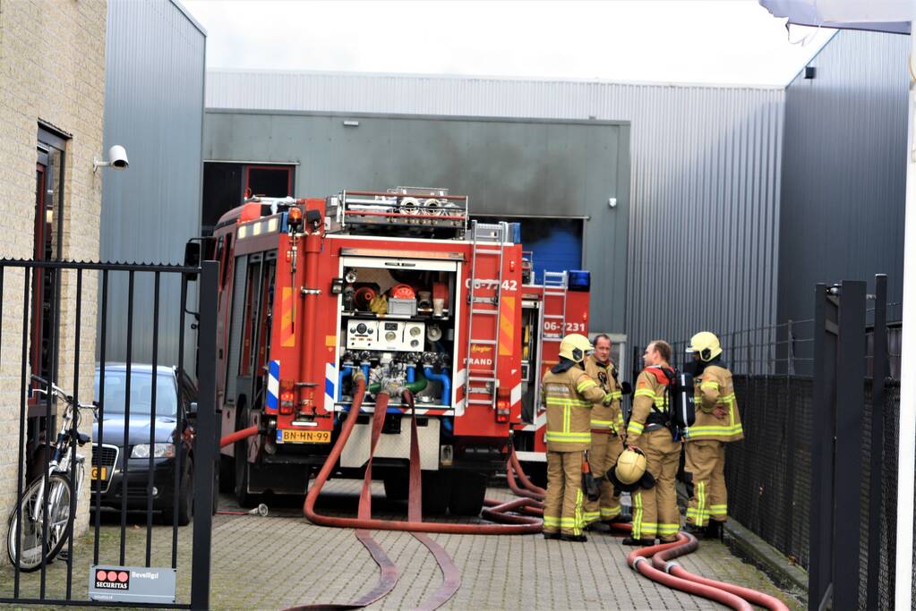 Auto in brand in bedrijfspand