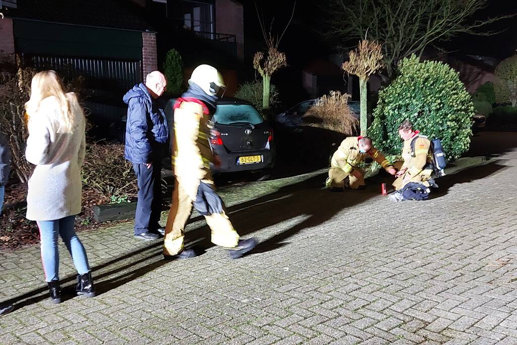 Brandweer verricht metingen na gaslucht