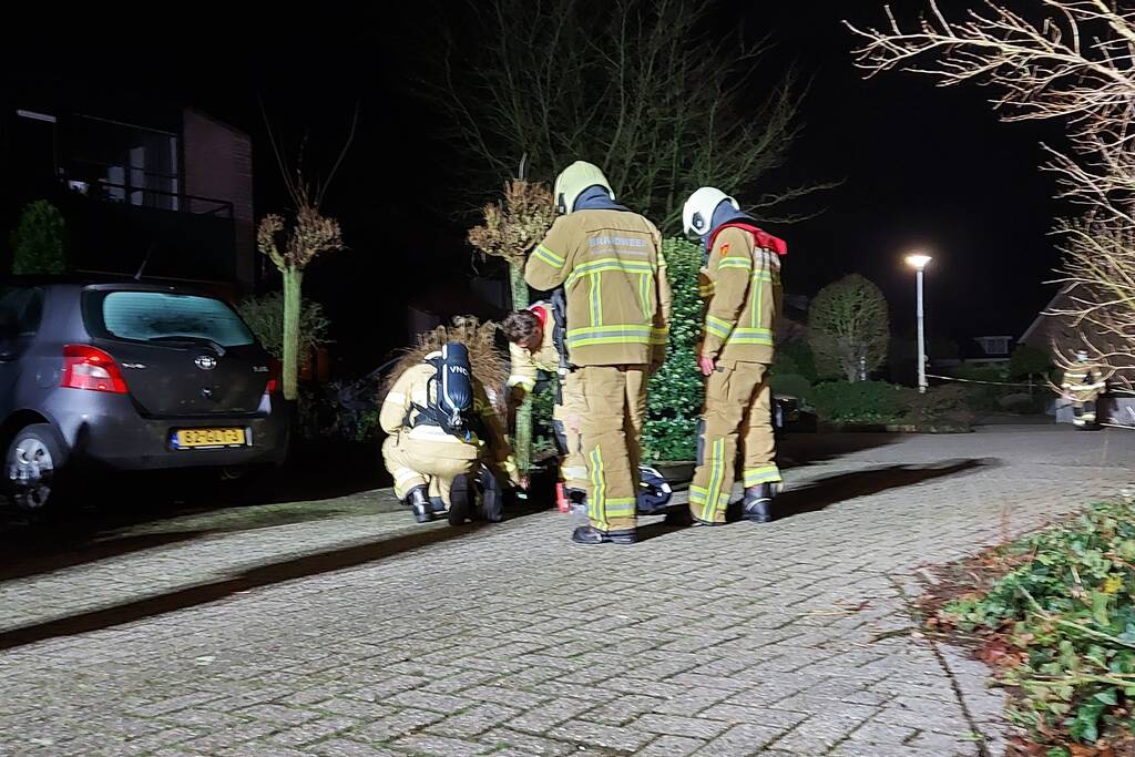 Brandweer verricht metingen na gaslucht