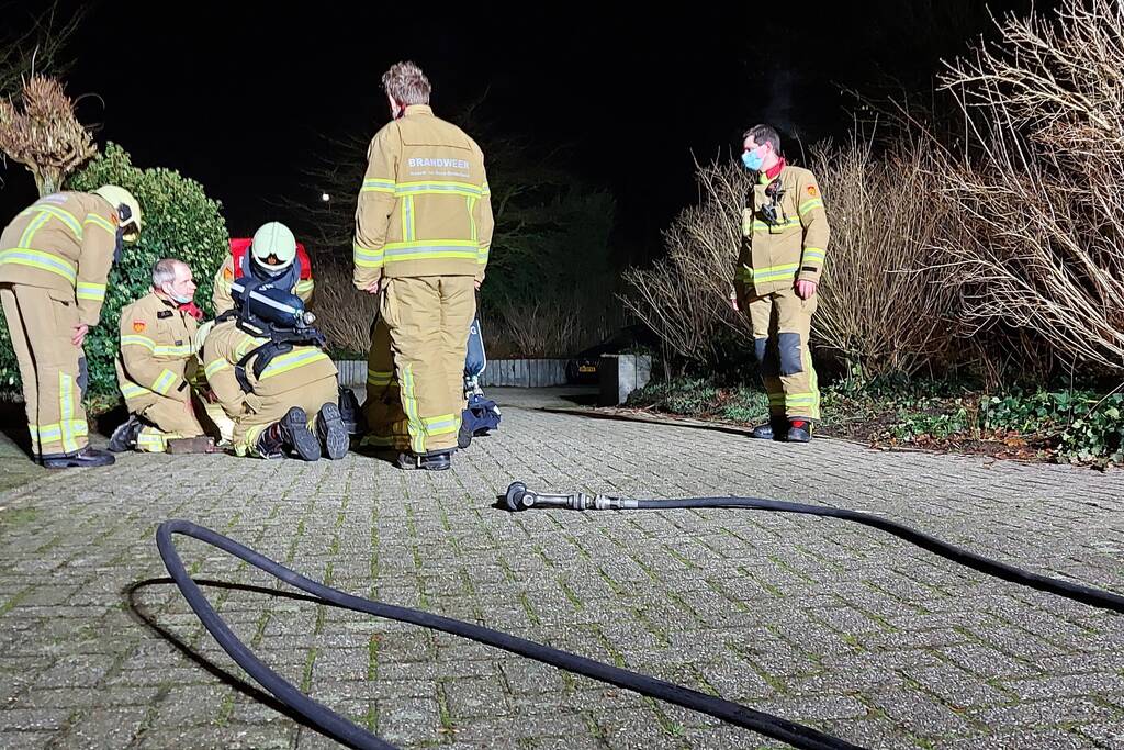 Brandweer verricht metingen na gaslucht