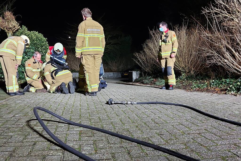 Brandweer verricht metingen na gaslucht