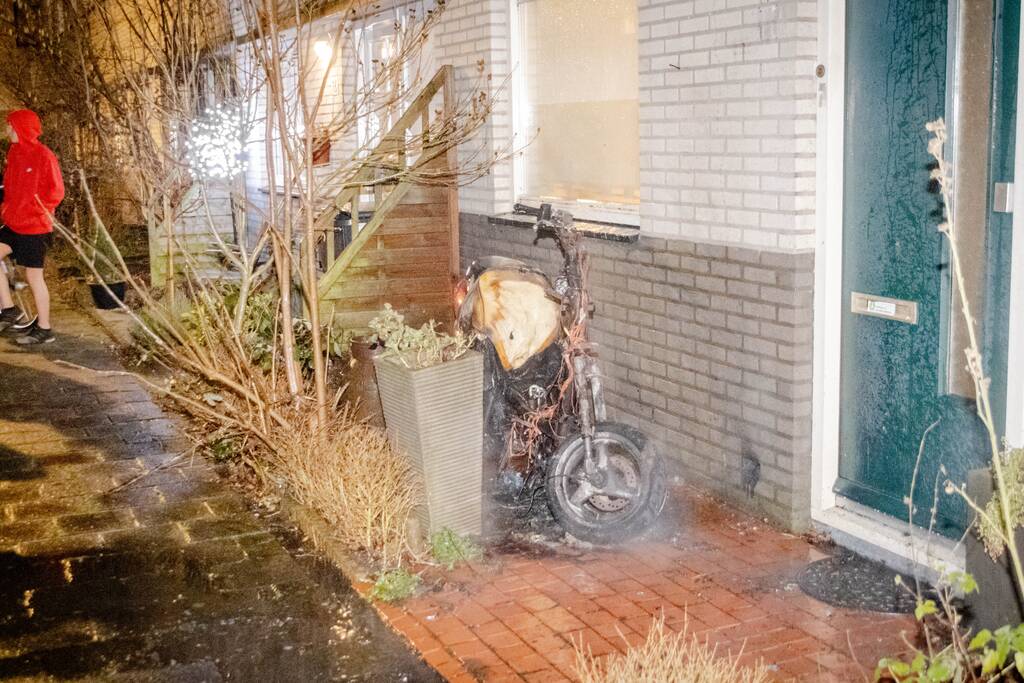 Scooter in brand gestoken