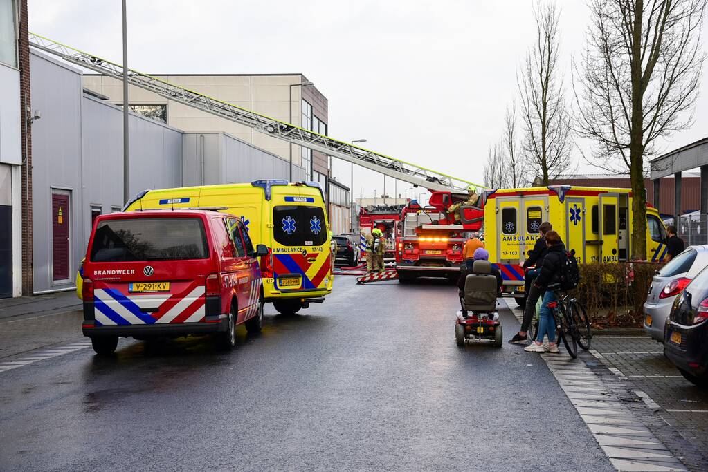 Drie gewonden bij brand op dak banketbakkerij Uljee