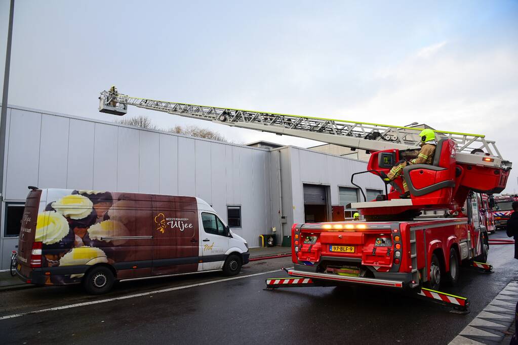 Drie gewonden bij brand op dak banketbakkerij Uljee