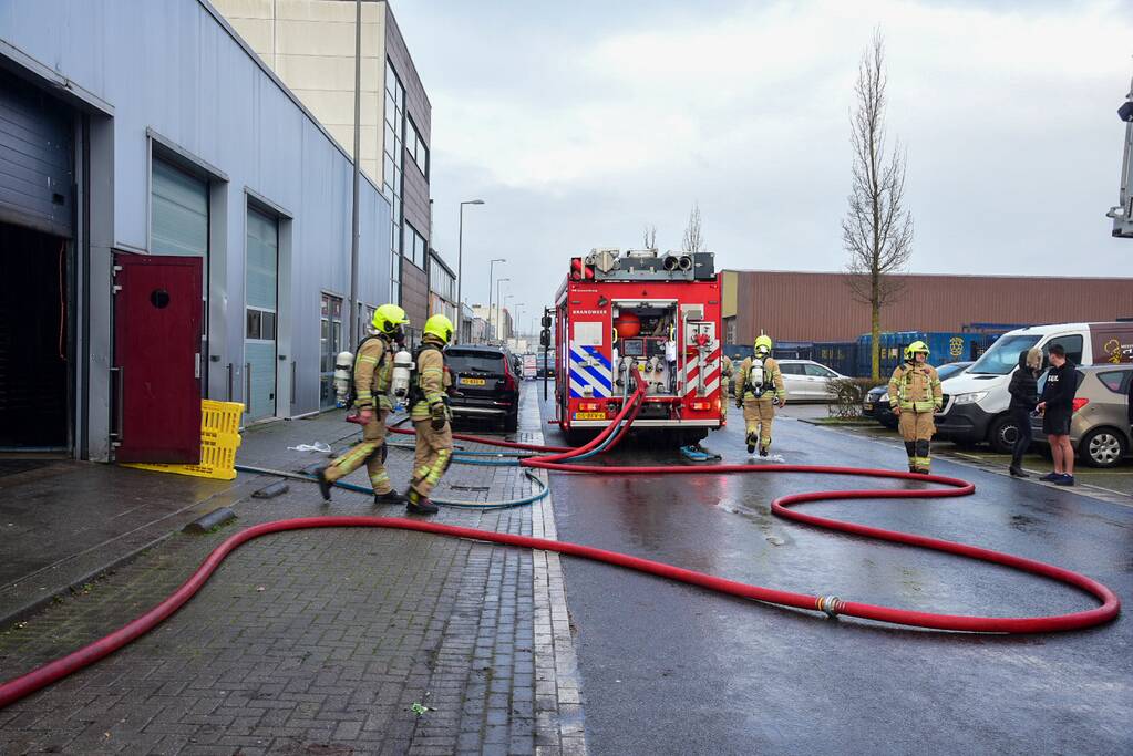 Drie gewonden bij brand op dak banketbakkerij Uljee