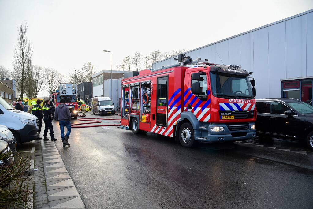 Drie gewonden bij brand op dak banketbakkerij Uljee