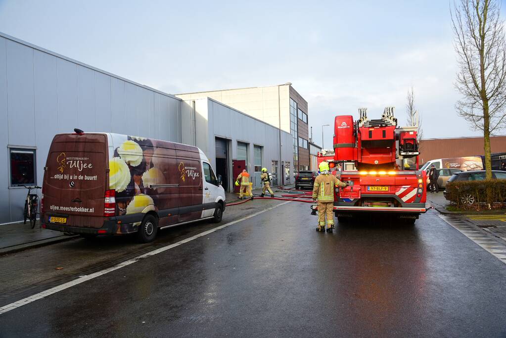Drie gewonden bij brand op dak banketbakkerij Uljee