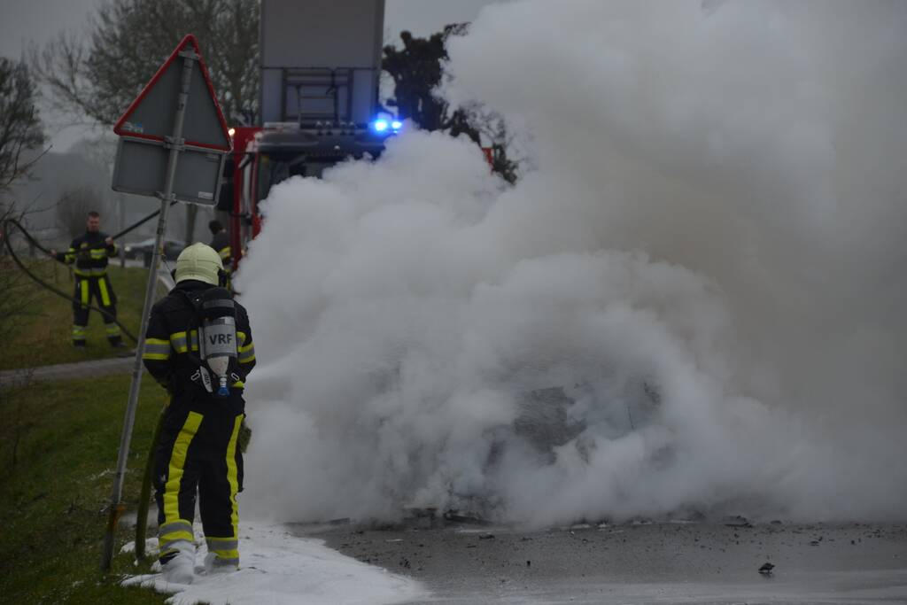 Auto tijdens proefrit in vlammen op