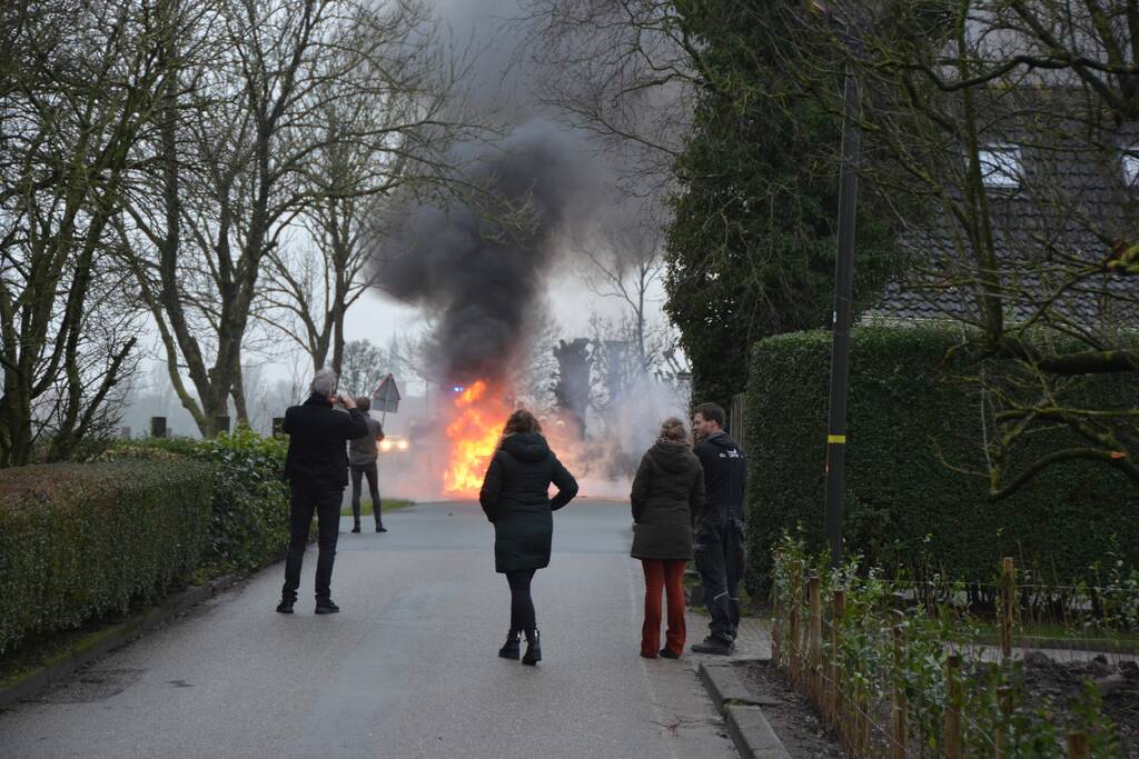 Auto tijdens proefrit in vlammen op