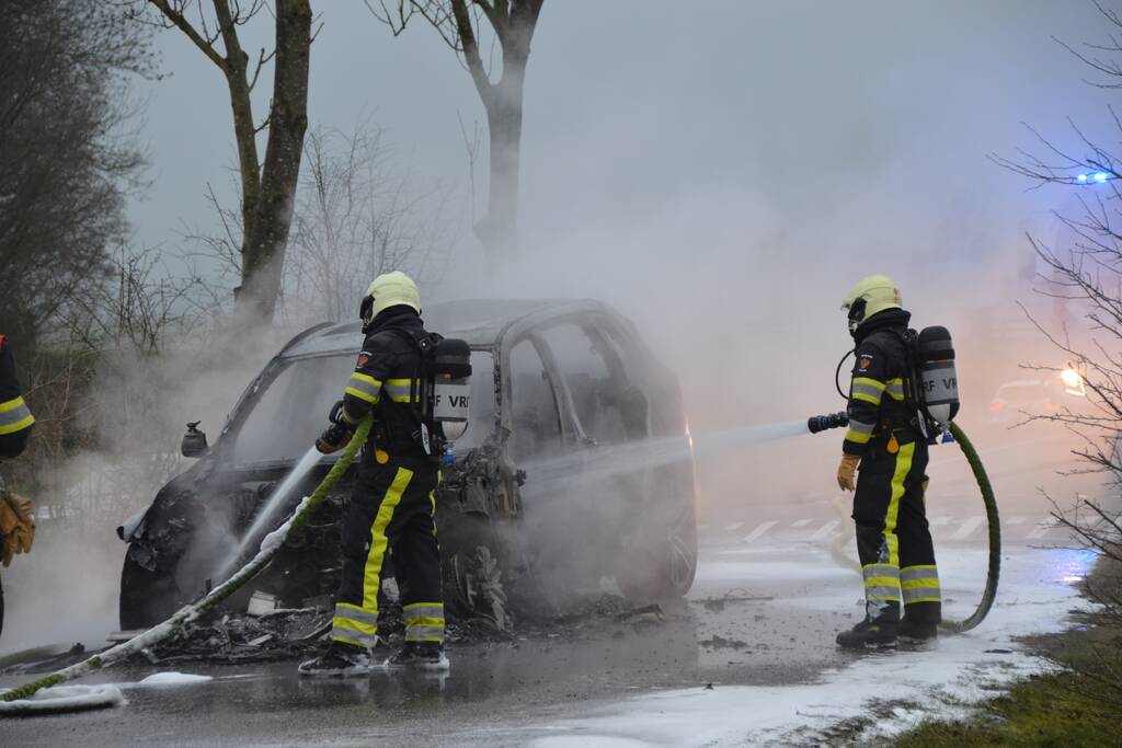 Auto tijdens proefrit in vlammen op