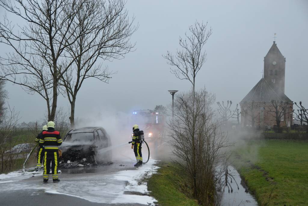 Auto tijdens proefrit in vlammen op