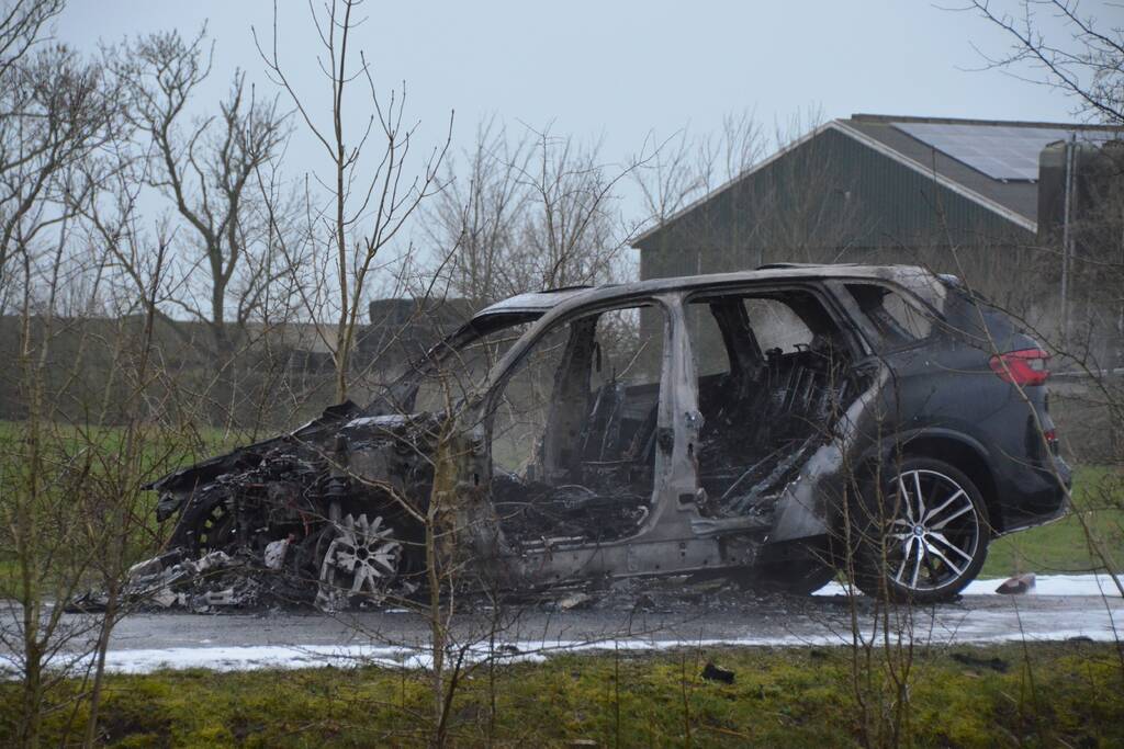 Auto tijdens proefrit in vlammen op