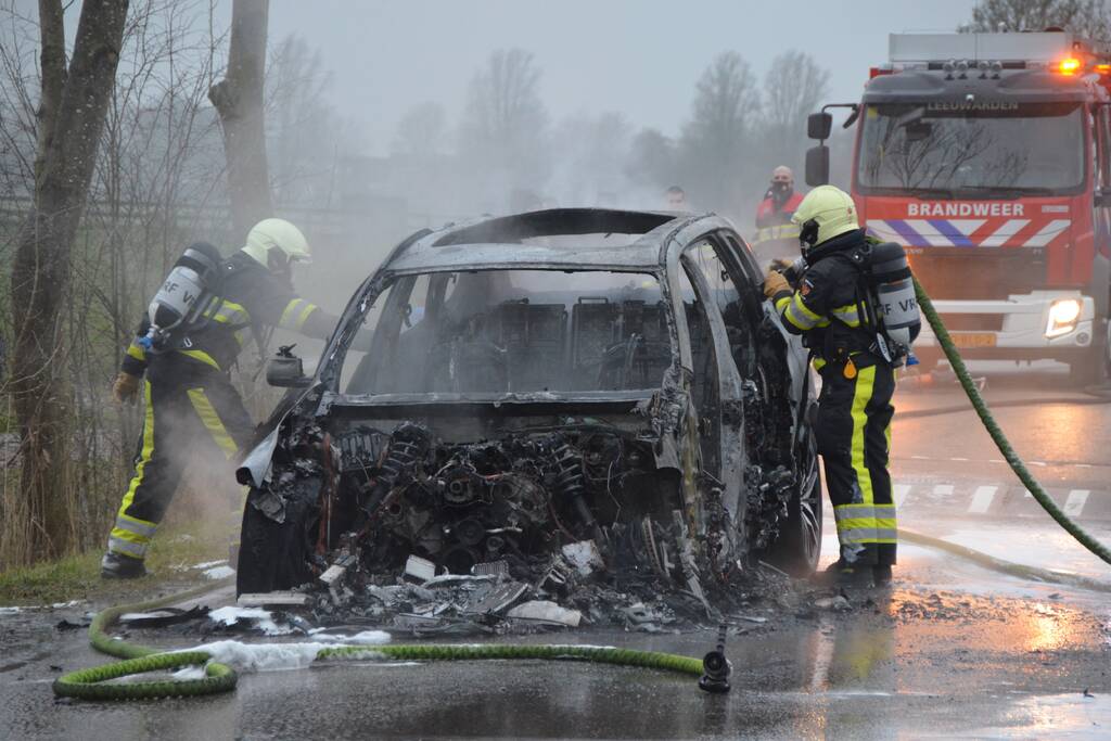 Auto tijdens proefrit in vlammen op