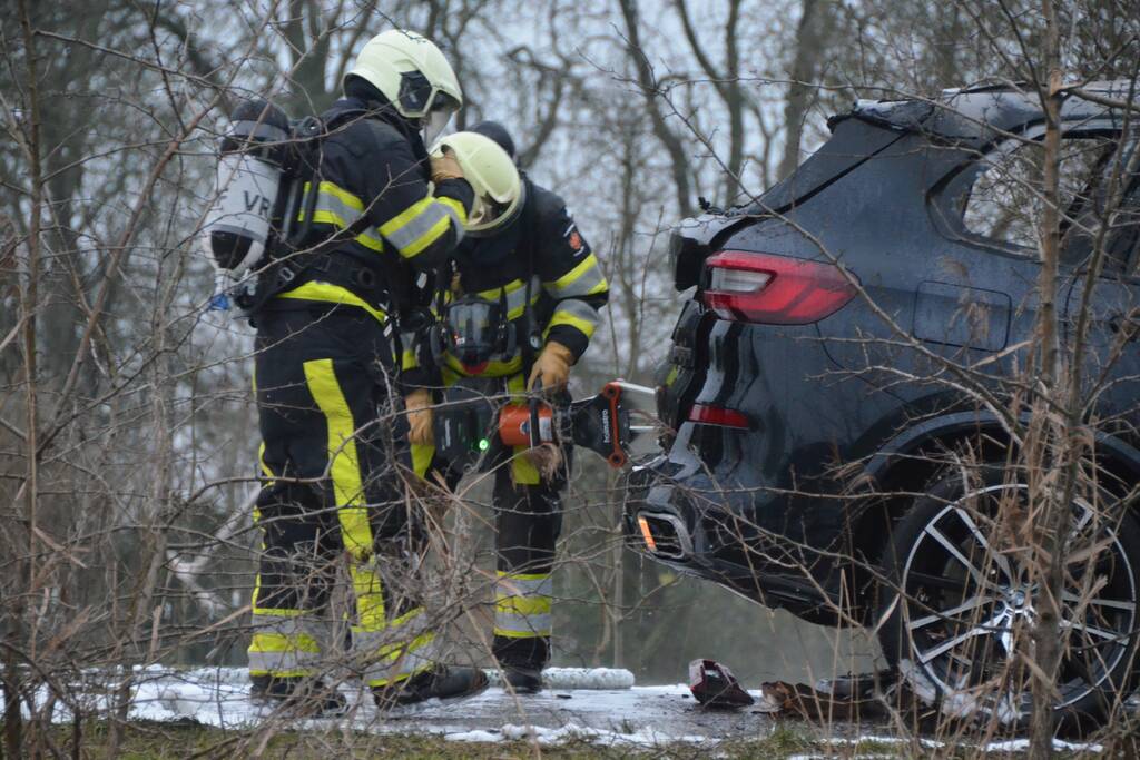 Auto tijdens proefrit in vlammen op