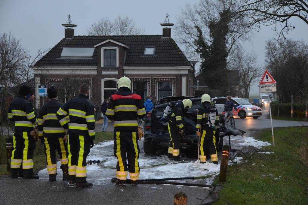 Auto tijdens proefrit in vlammen op