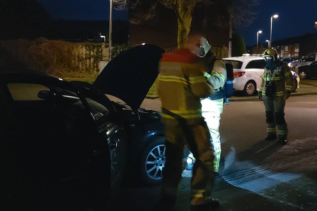 Brand onder motorkap tijdens rijden