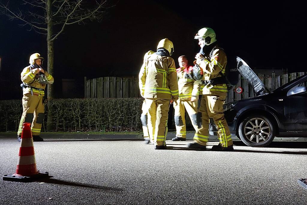 Brand onder motorkap tijdens rijden