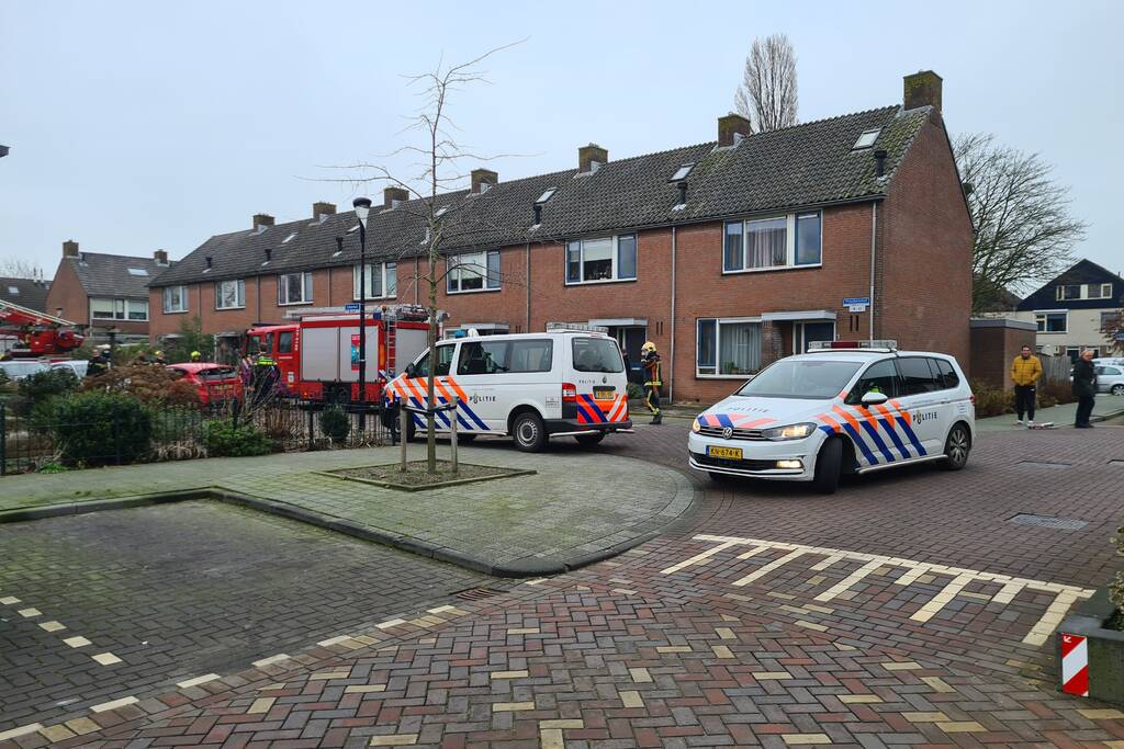 Kleding in woning vliegt in brand