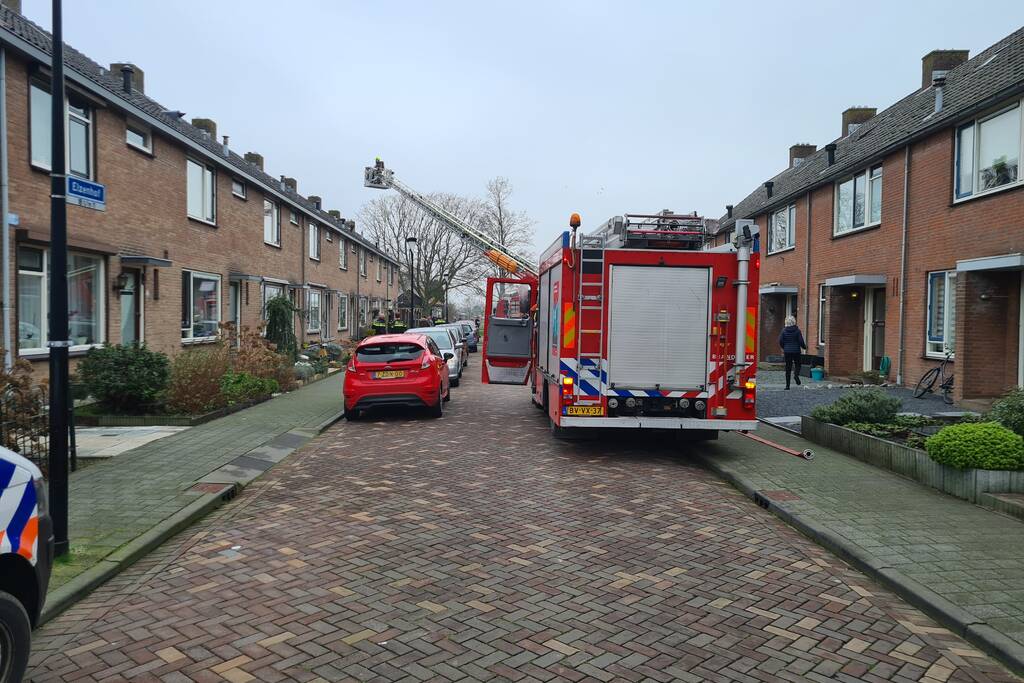 Kleding in woning vliegt in brand