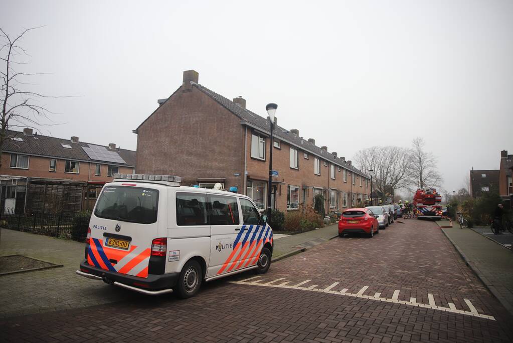Kleding in woning vliegt in brand