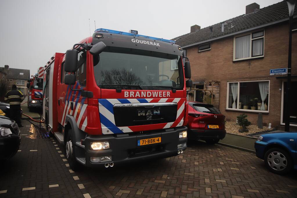 Kleding in woning vliegt in brand