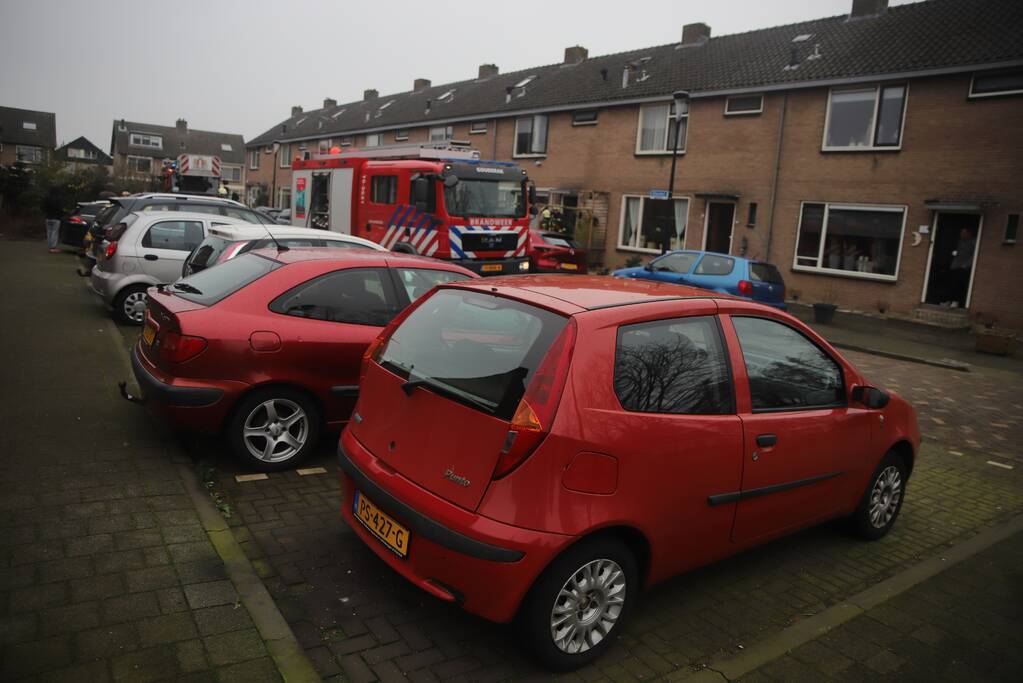 Kleding in woning vliegt in brand