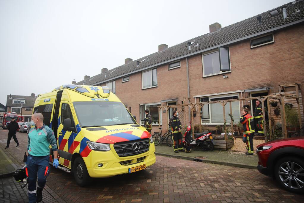 Kleding in woning vliegt in brand