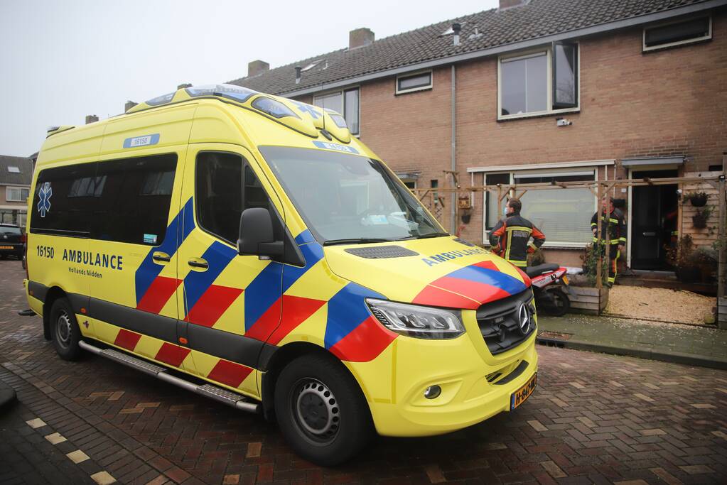 Kleding in woning vliegt in brand