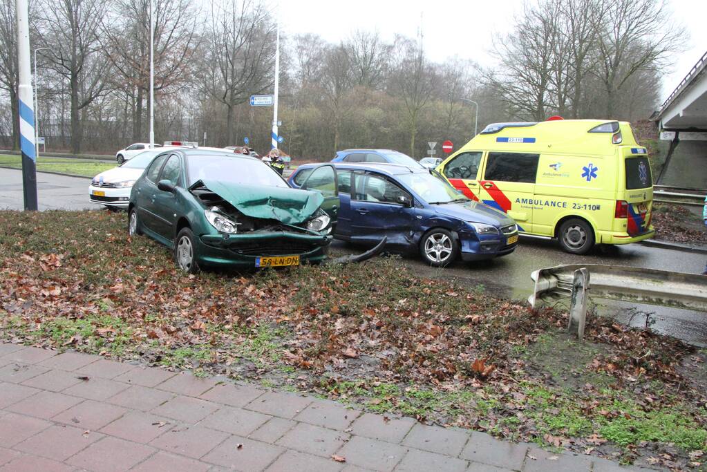 Forse schade na aanrijding tussen twee voertuigen