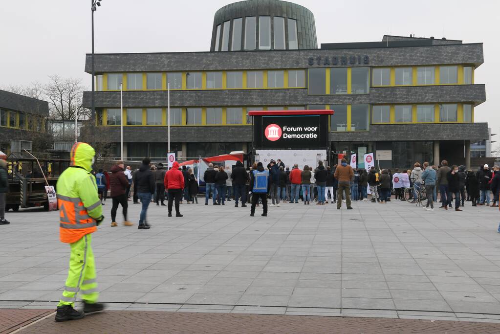 Thierry Baudet bij campagne Forum voor Democratie bij het stadhuis in Doetinchem