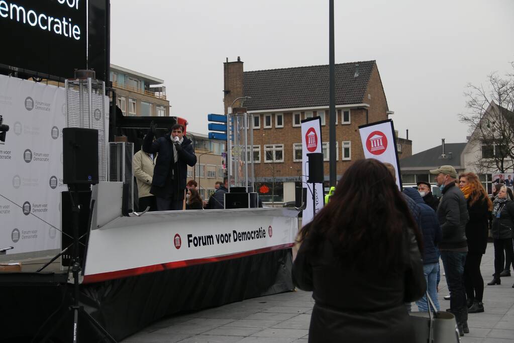 Thierry Baudet bij campagne Forum voor Democratie bij het stadhuis in Doetinchem