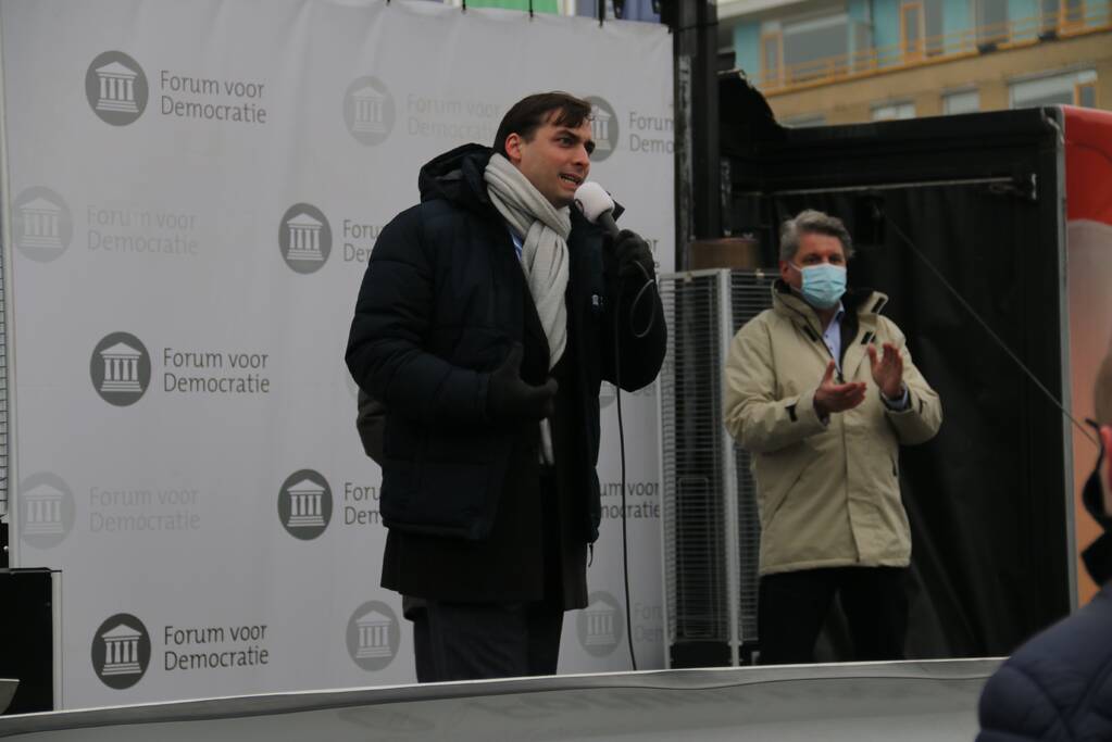 Thierry Baudet bij campagne Forum voor Democratie bij het stadhuis in Doetinchem