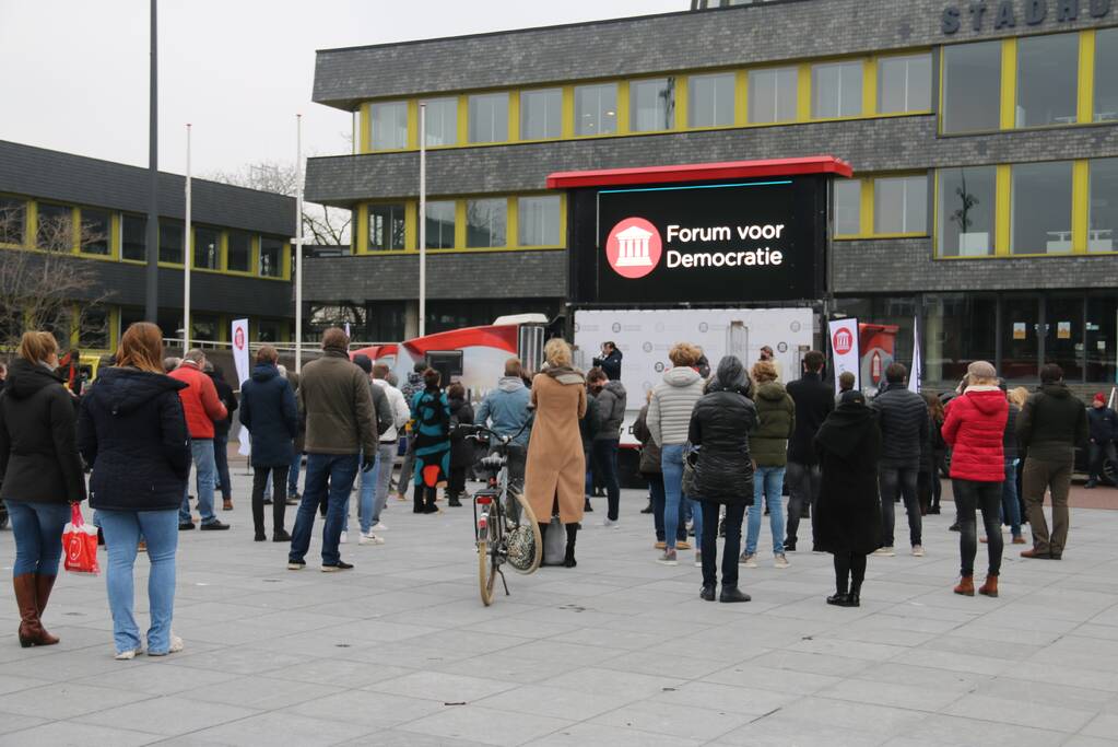 Thierry Baudet bij campagne Forum voor Democratie bij het stadhuis in Doetinchem