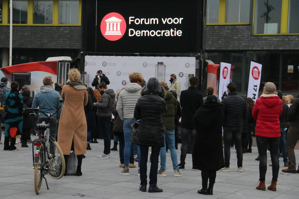 Thierry Baudet bij campagne Forum voor Democratie bij het stadhuis in Doetinchem