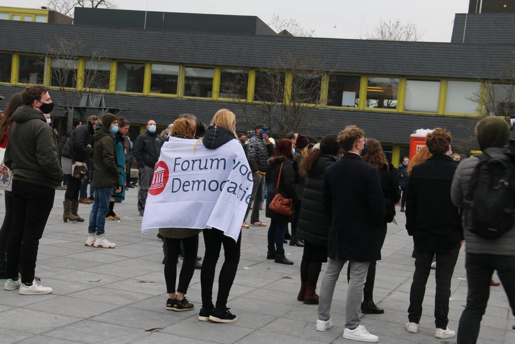 Thierry Baudet bij campagne Forum voor Democratie bij het stadhuis in Doetinchem