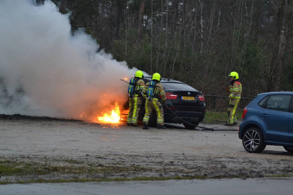 Auto volledig in brand