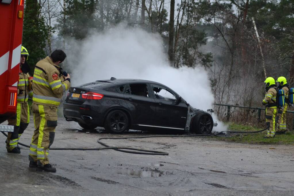 Auto volledig in brand