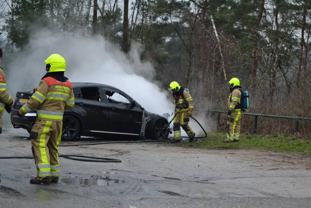 Auto volledig in brand