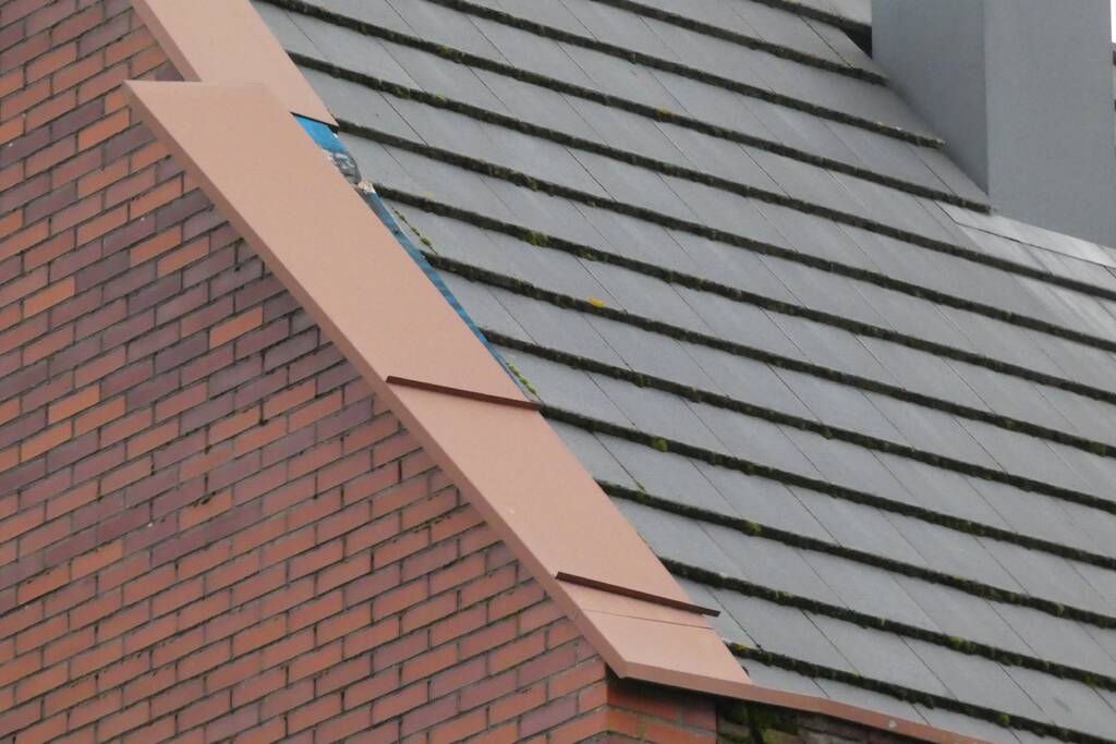 Dakbedekking dreigt los te waaien