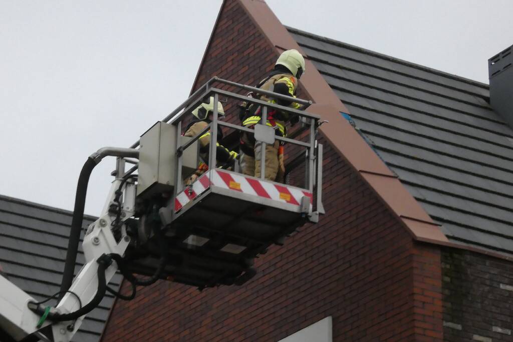 Dakbedekking dreigt los te waaien