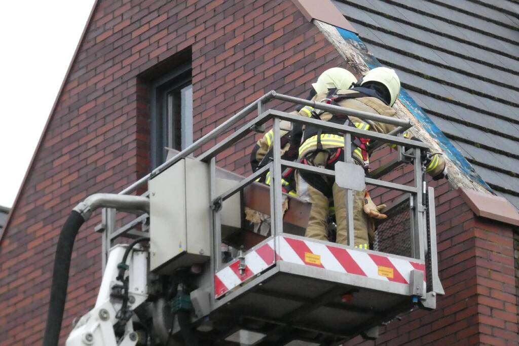 Dakbedekking dreigt los te waaien