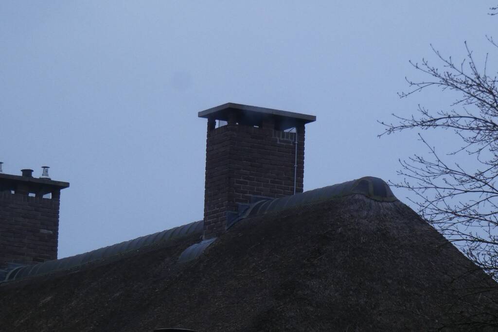 Schoorsteenbrand in woning met rieten dak