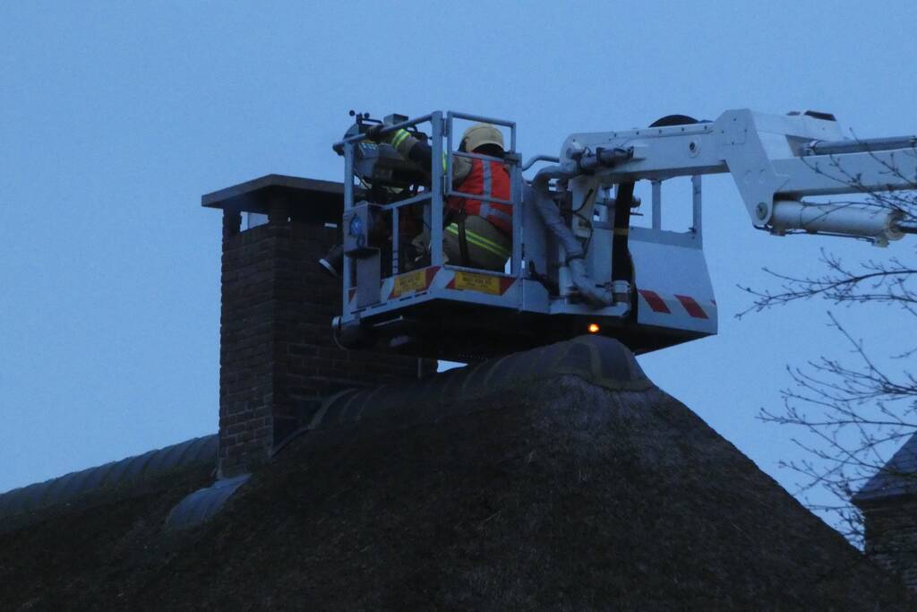 Schoorsteenbrand in woning met rieten dak