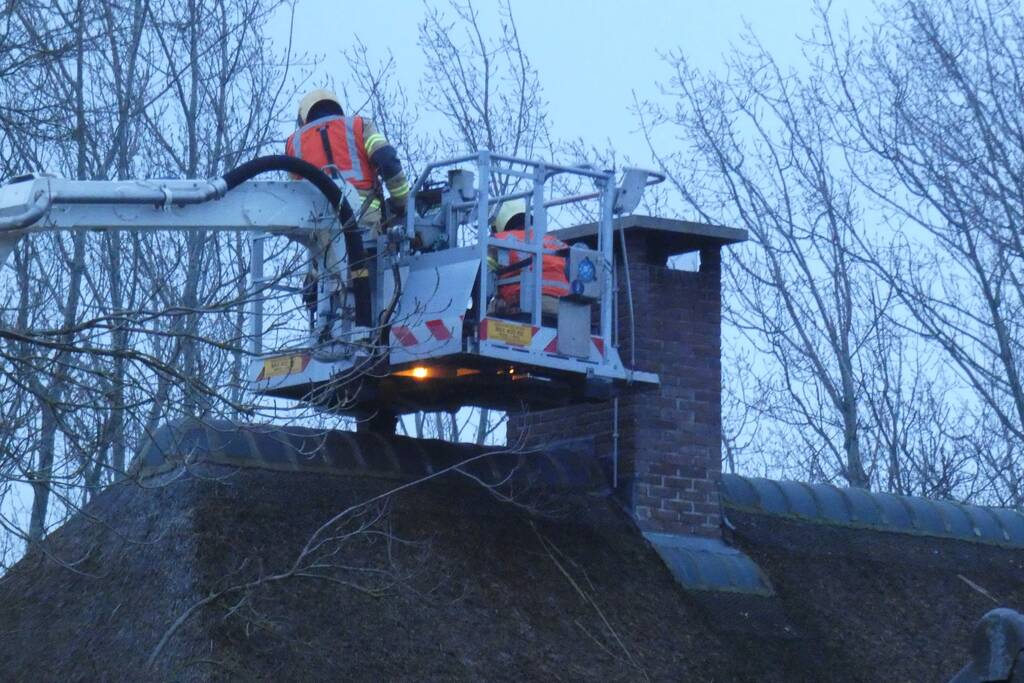 Schoorsteenbrand in woning met rieten dak