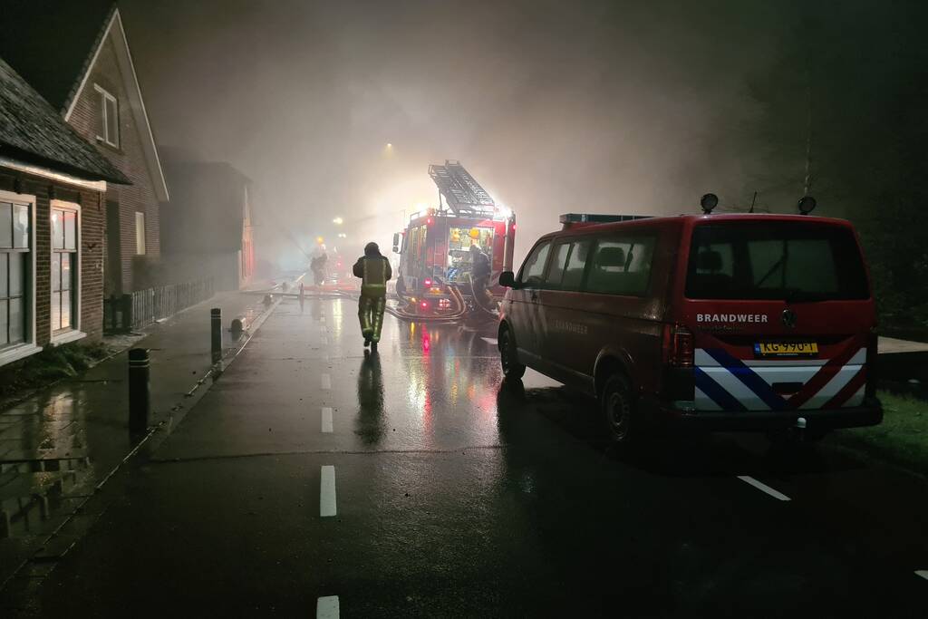 Grote uitslaande brand in café