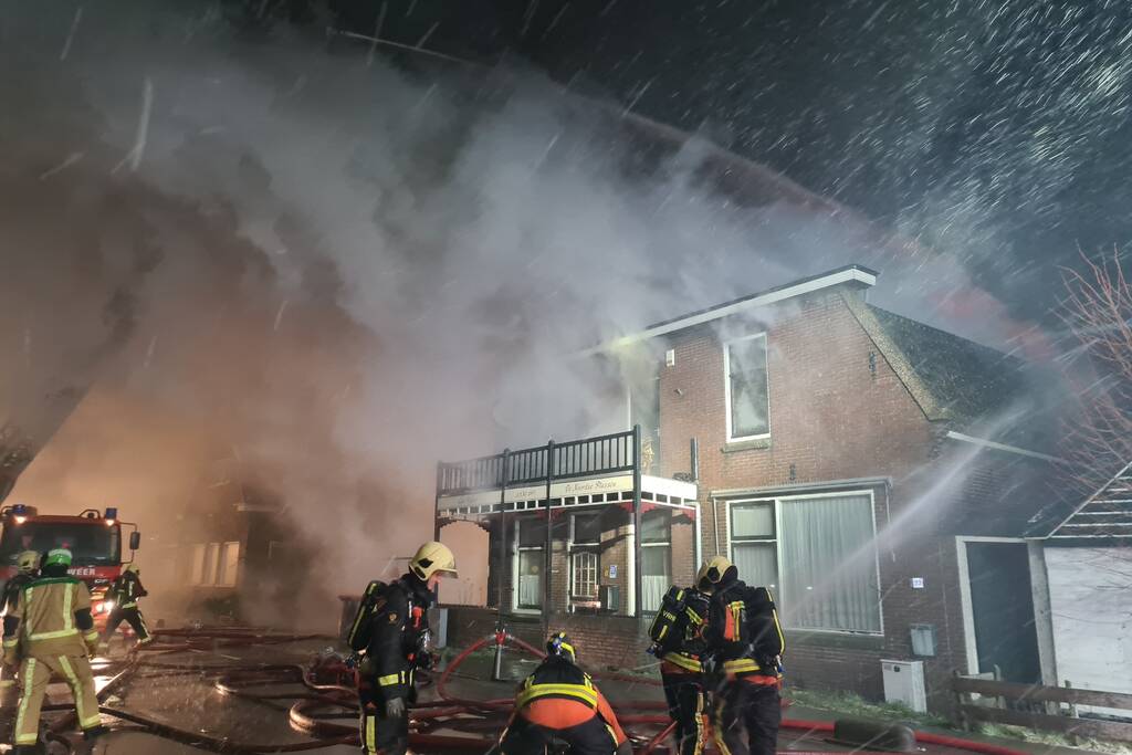 Grote uitslaande brand in café